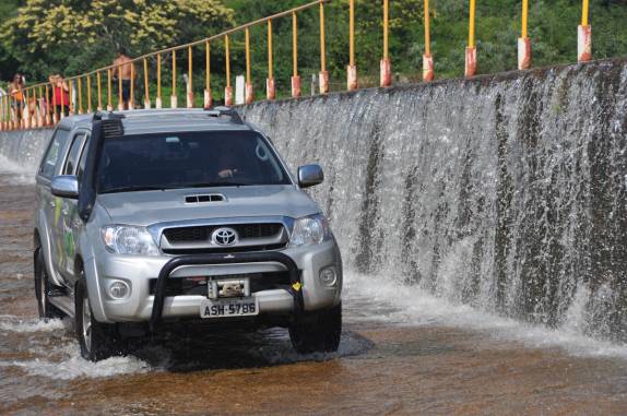 Fiona atravessando a Cachoeira do Boi Morto, em Ubajara - CE